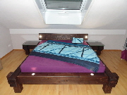 Balkenbett_m_Nachttischen